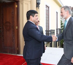 Su Majestad el Rey recibe el saludo del Presidente de la República de Costa Rica, Su Excelencia Carlos Alvarado
